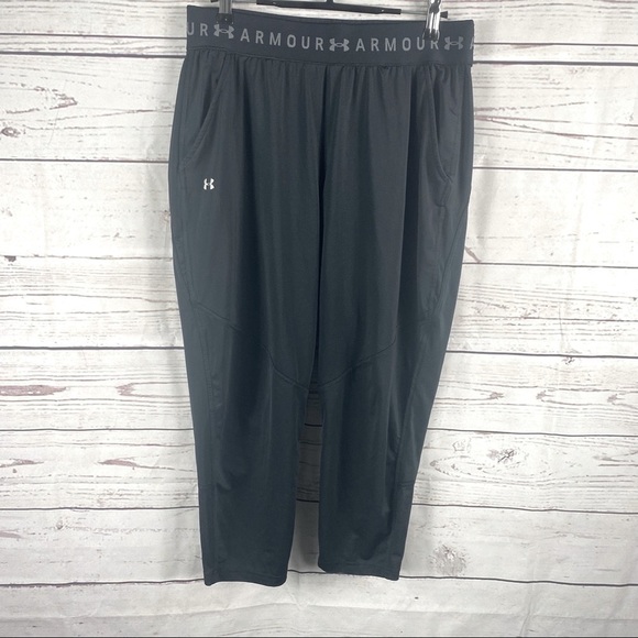 Under Armour Pants - UNDER Armor casual activewear loose fit short pants Sz M
